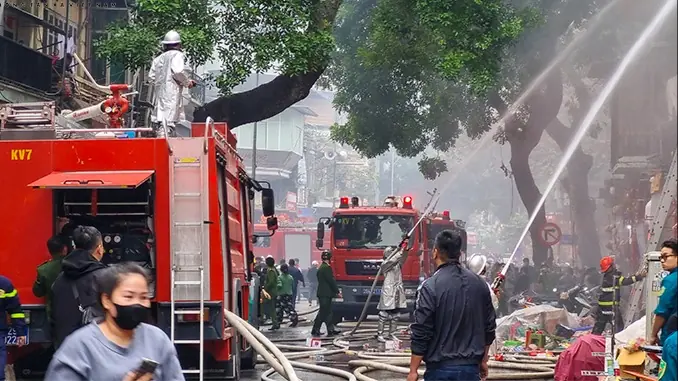 Cháy nhà cao tầng trên phố Hàng Mã, một người bị thương nặng Cháy nhà cao tầng trên phố Hàng Mã, một người bị thương nặng